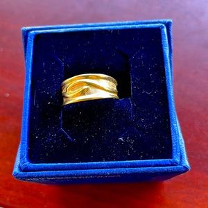 Gold band with detail